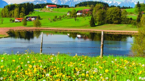 Gewässer vor Gebirgskulisse. 