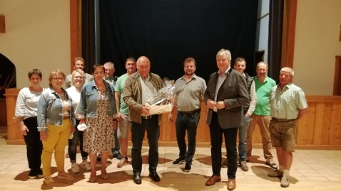 Personengruppe mit Geschenk