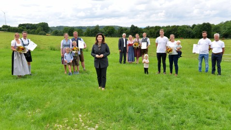 Landwirtschaftsministerin Kaniber und Preisträger-Familien Nutzierwohlpreis 2021