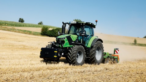 Grüner Deutz-Fahr-Traktor auf Feld