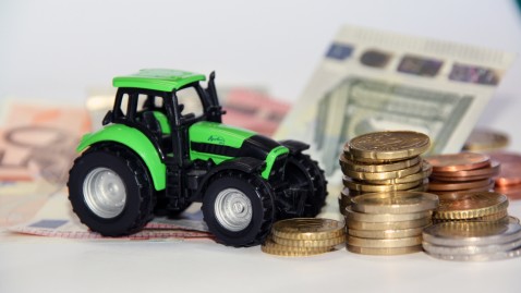 Spielzeugtraktor mit Geld