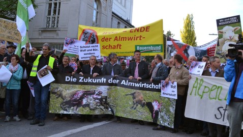 Demonstranten bei der Wolfskundgebung. 