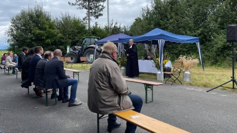 Pfarrer Künne mit Schlepper - Niederfallfest