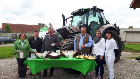 Kreisobleute und Vertreter der Molkereien vor dem #EssenAusBayern-Traktor
