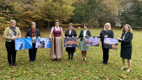 Die Mitglieder des Landesausschuss der Landfrauen halten Plakate mit vielseitigen Zukunftsthemen. 