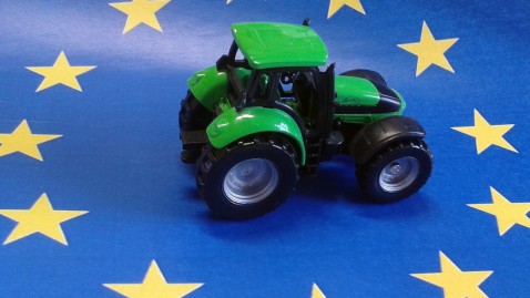 Ein Miniatur-Traktor vor dem Europa-Symbol. 