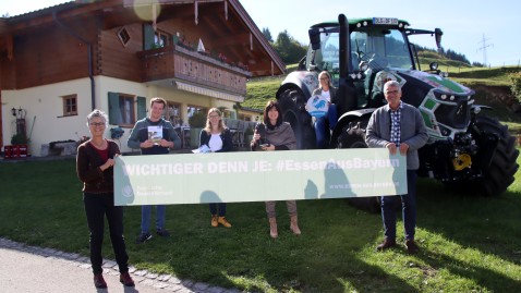 Die breit aufgestellte Initiative von „Mir Allgäuer honorierte die Meckatzer Löwenbrauerei mit der Auszeichnung zum "Allgäuer Genussmacher 2021". Kreisbäuerin Monika Mayer, Geschäftsführer Erich Krug und Fachberater Leonhard Keck überbrachten die Glückwünsche des Bayerischen Bauernverbands an Angelika Soyer, Sabine Hartmann und Sandra Tronsberg.