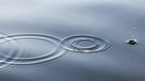 Wassertropfen auf dem Wasser. 