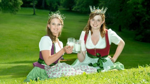 Milchprinzessin Miriam Weiß und Milchkönigin Beatrice Scheitz auf einer Wiese. 
