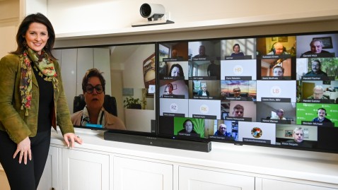 Ministerin Kaniber vor Bildschirm mit digitalen Teilnehmern