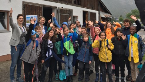 Klasse 4b der Grundschule mit Christine Singer und Lisa Krötz