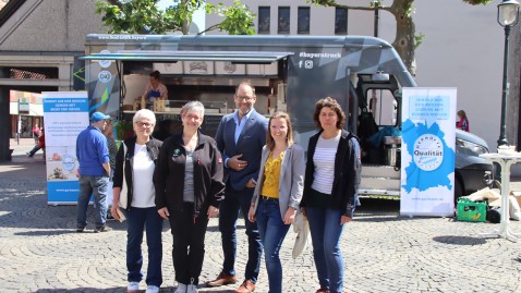 Gruppenbild der Akteure vor dem Bayerntruck