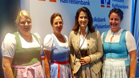Ministerin Kaniber mit Damen der Kreisvorstandschaft