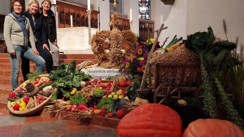 Landfrauen schmücken Erntedankalter in der Frauenkirche