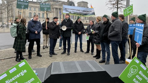 Gruppenfoto bei Strom-Demo in Berlin.