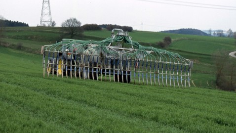 Düngung mit Schleppschlauchfass 