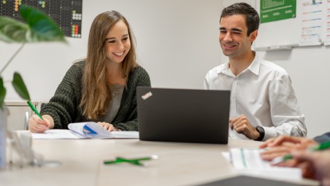 zwei jungen Menschen im Büro