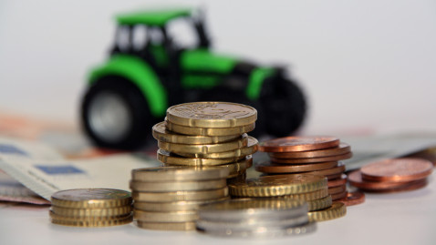 Geldmünzen vor Traktor