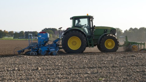 Traktor auf Feld