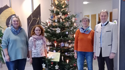 Landfrauen schmücken Weihnachtsbaum