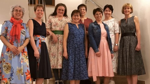 Frauengruppe mit Kleidern