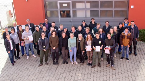 Gruppenfoto aller Teilnehmer mit den Organisatoren. 