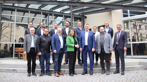 Gruppenbild: Beim Auftakt-Gespräch des Bayerischen Bauernverbands mit der DB Netz AG wurde intensiv diskutiert.