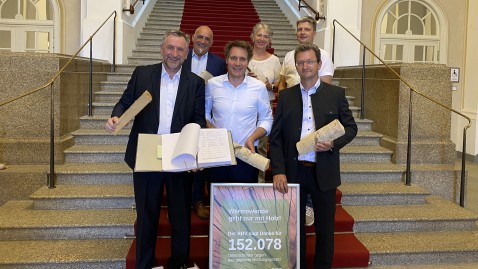 Gruppe von Leuten stehen auf einer Treppe