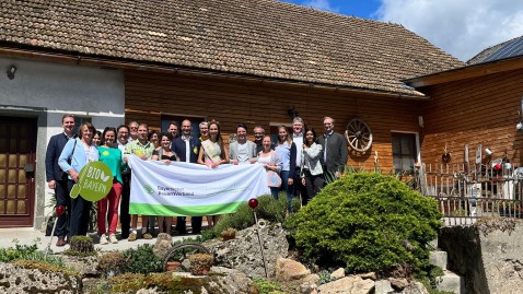 Gruppenfoto aller TeilnehmerInnen der Bio Bayern Tour 2023 der oberpfälzer Station am Haflingerhof Doll