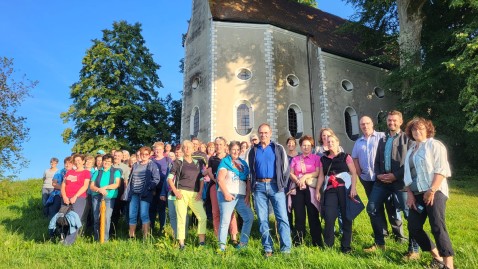 Gruppenbild vor der Wallfahrtskirche Herrnrast