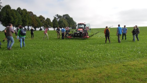 Menschen auf dem Feld mit einem Messerbalkenmäher