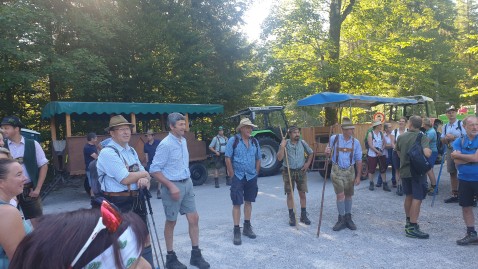 Kreisobmann Josef Huber und Bezirkspräsident Ralf Huber bei der Begrüßung der Almbegeher