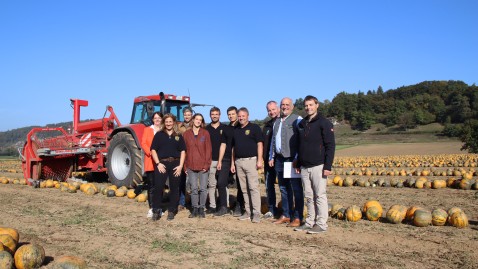 Einen Einblick in die Arbeit der Familie Hiermeier gab es zum Abschluss der BioBayernTour 2023 (von links): Kreisbäuerin Stilla Brandl, Sylvia Hiermeier, Markus Fröschl und Kim Sara Braun (Ökomodellregion), Niklas, Kilian uind Markus Hiermeier, Kreisobmann Johannes Scharl, Bezirkspräsident Ralf Huber und Johann Hinterstoißer, Ökobeauftragter des BBV für Oberbayern.