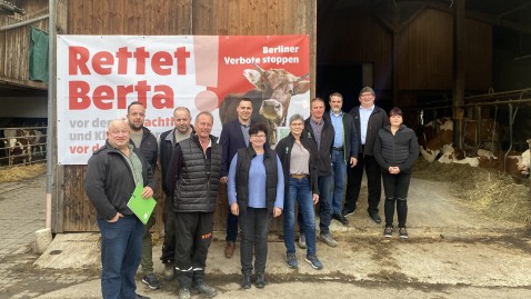 Die Vertreter des BBV treffen sich zur Aktion "Rettet Berta..." auf dem Milchviehbetrieb von Manuela und Stefan Seelmann in Reundorf bei Lichtenfels.