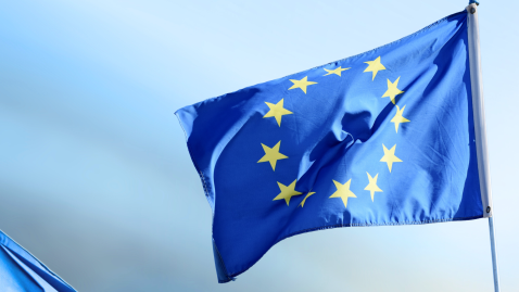Europaflagge auf blauem Hintergrund