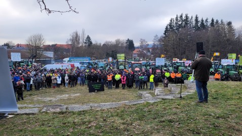 Redner der Protestkundgebung vor Teilnehmern