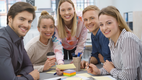 junge Menschen am Tisch mit Post-its