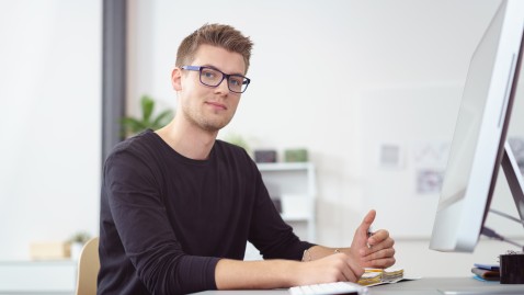 junger Mann am Schreibtisch