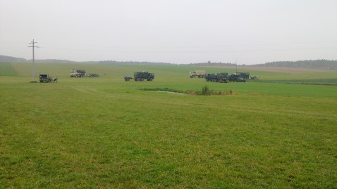 Militärfahrzeuge auf Wiese