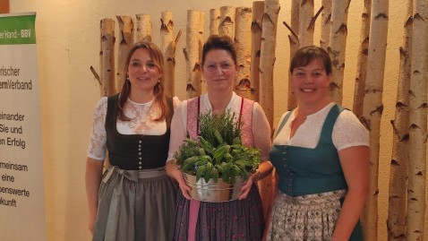 Claudia Thalmair und Eva Steinberger bedanken sich bei Frau Singer