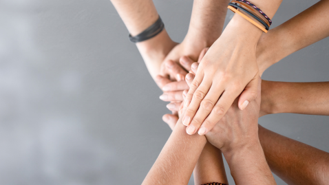 hände liegen übereinander