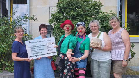 Spendenübergabe Landfrauentag 2024 Rhön-Grabfeld an Klinikclowns Lachtränen e.V.