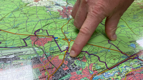 Karte von Nürberg, wo man mit dem Finger auf die Adresse der Geschäftsstelle zeigt
