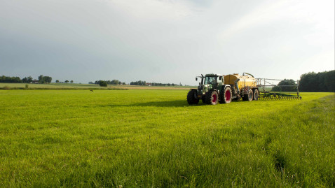 Traktor und Güllefass 
