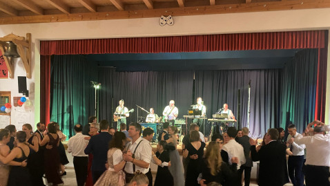 Tanzende Paare und Band Allgäu Quintett