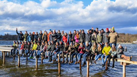 Gruppe junger Leute auf dem Steg am Ammersee