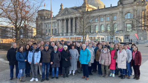 Reisegruppe vor dem Reichstagsgebäude