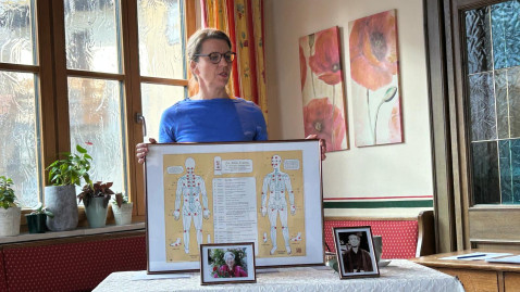 Referetin Birgit Schelle erläutert die Druckpunkte im Körper