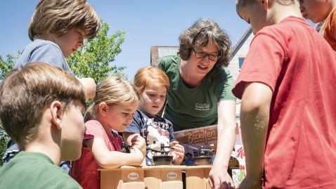 Bäuerin mit Schulkindern