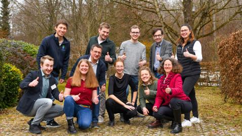 junge menschen halten den Daumen hoch